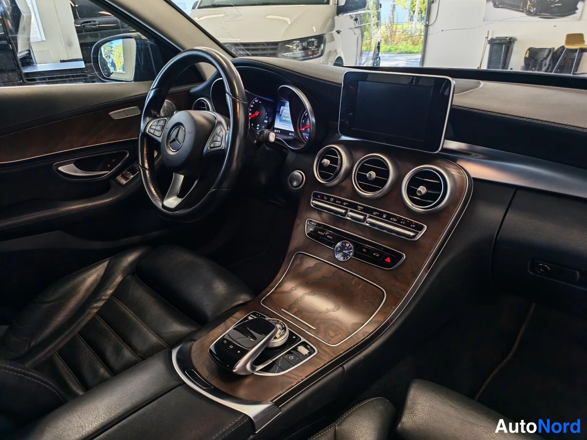Harmaa Mercedes-Benz C 2015, ohjaamo, kuva 7