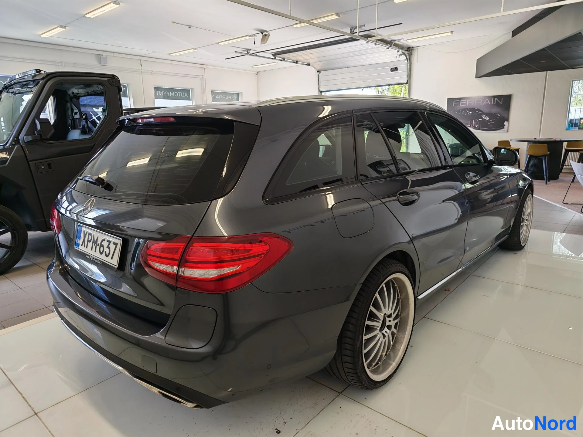 Harmaa Mercedes-Benz C 2015, takaviisto, kuva 4