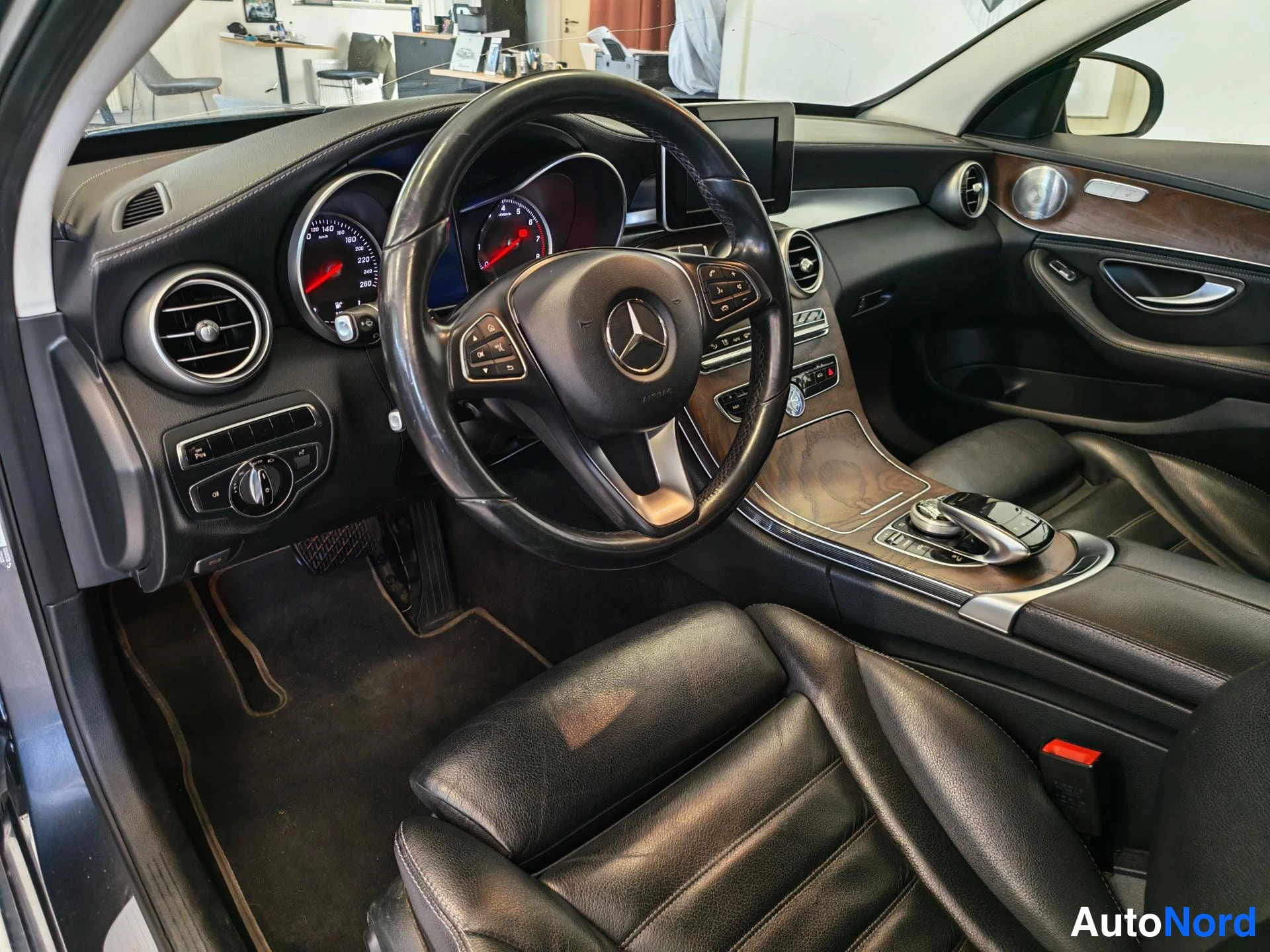 Harmaa Mercedes-Benz C 2015, ohjaamo, kuva 6