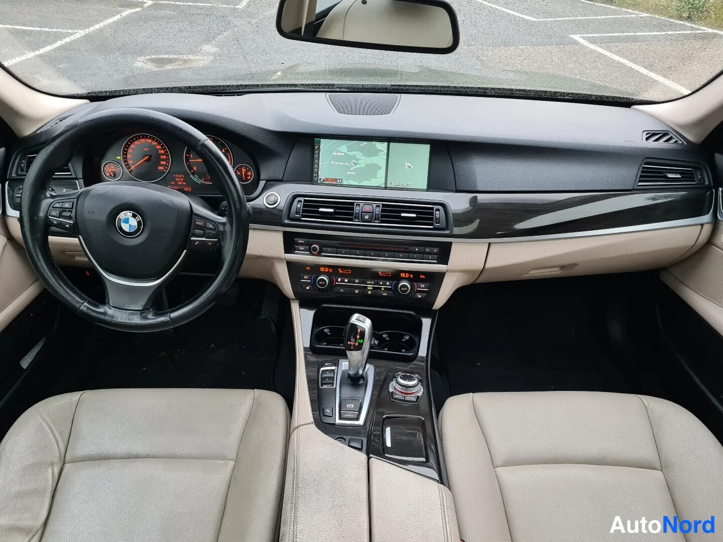 Ruskea BMW 525d 2010, ohjaamo, kuva 11