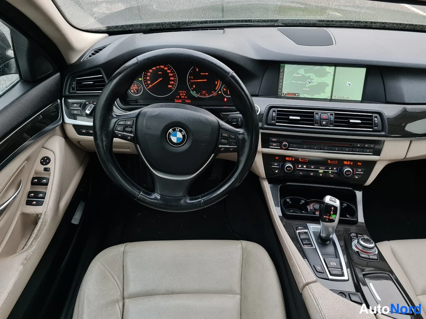 Ruskea BMW 525d 2010, ohjaamo, kuva 12