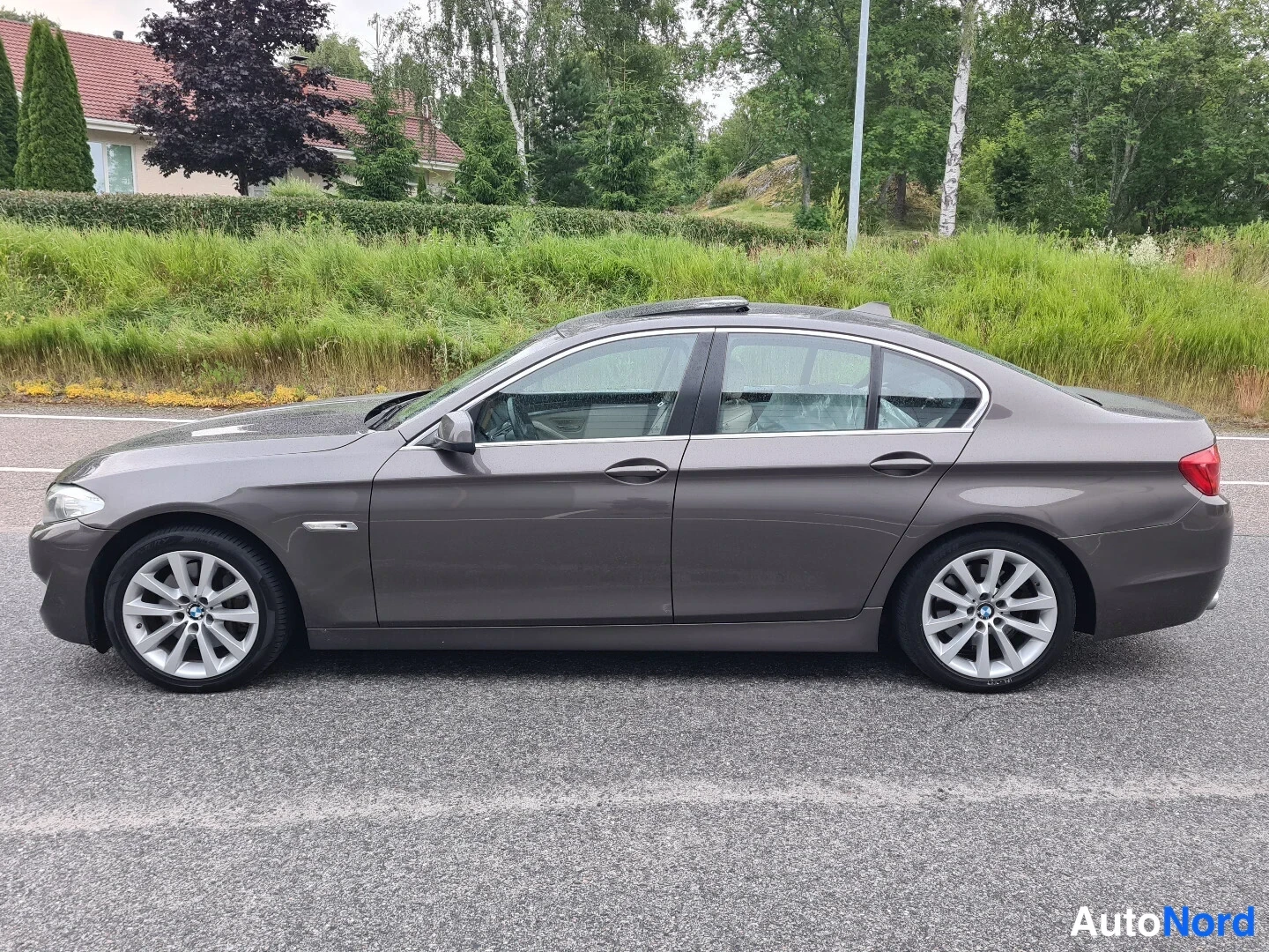Ruskea BMW 525d 2010, sivulta, kuva 5