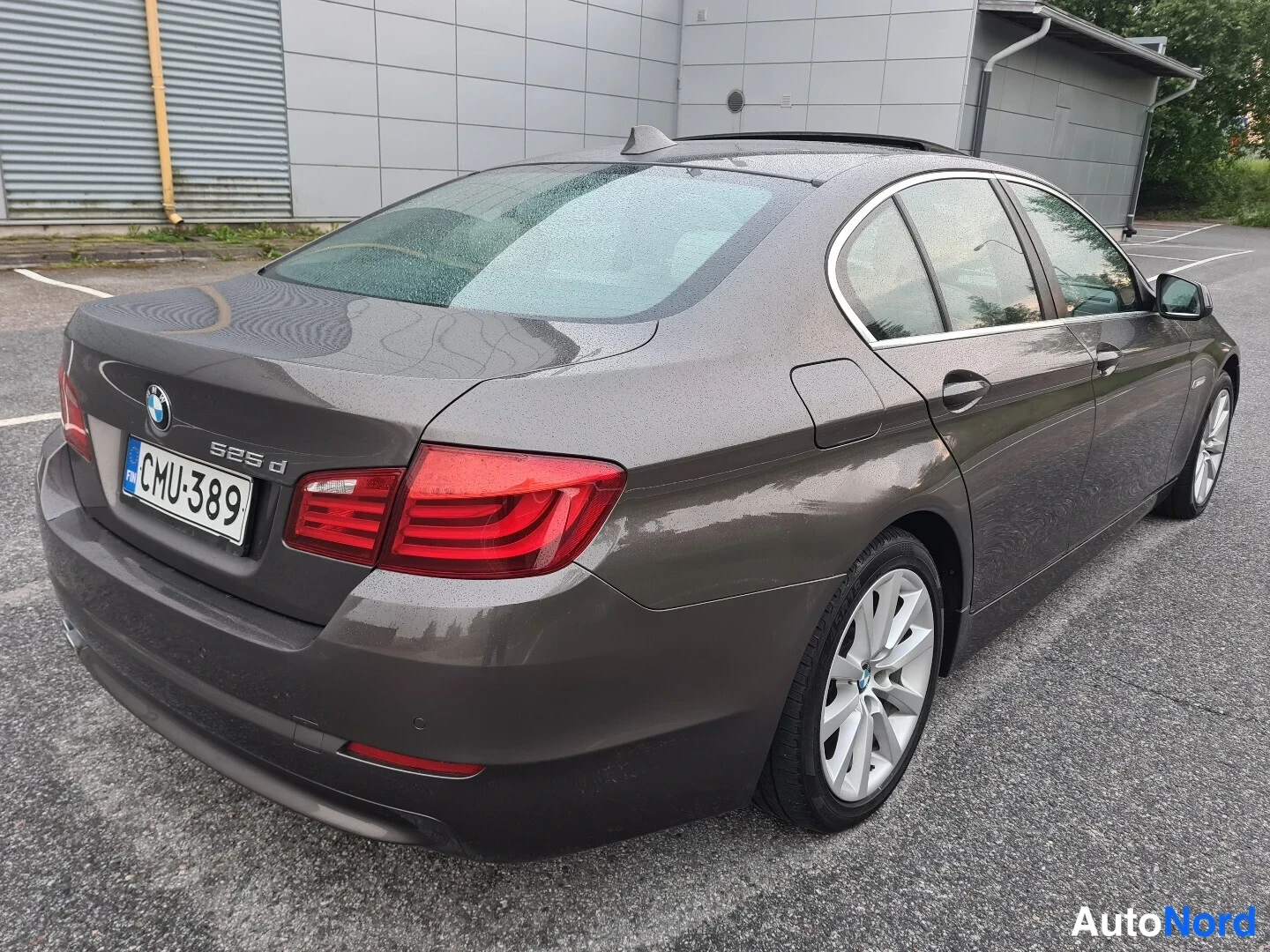 Ruskea BMW 525d 2010, takaviisto, kuva 7