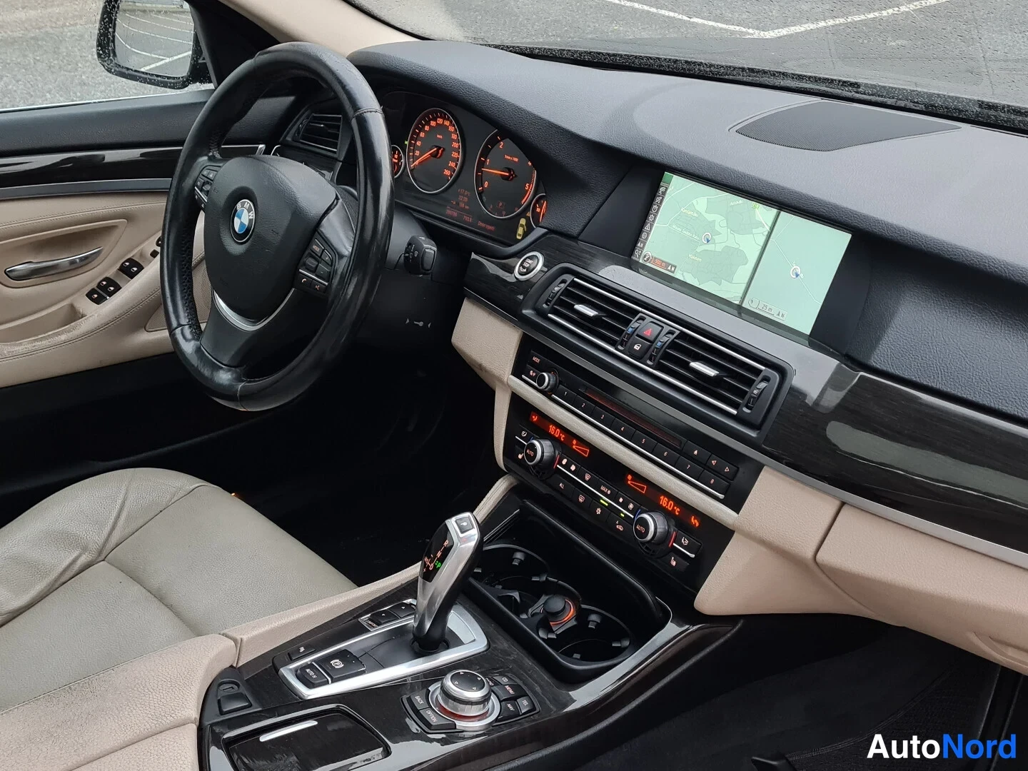Ruskea BMW 525d 2010, ohjaamo, kuva 10