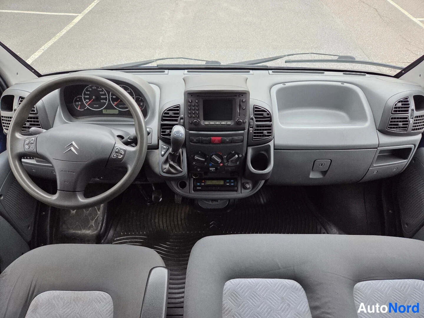 Sininen Citroen Jumper 2005, ohjaamo, kuva 9