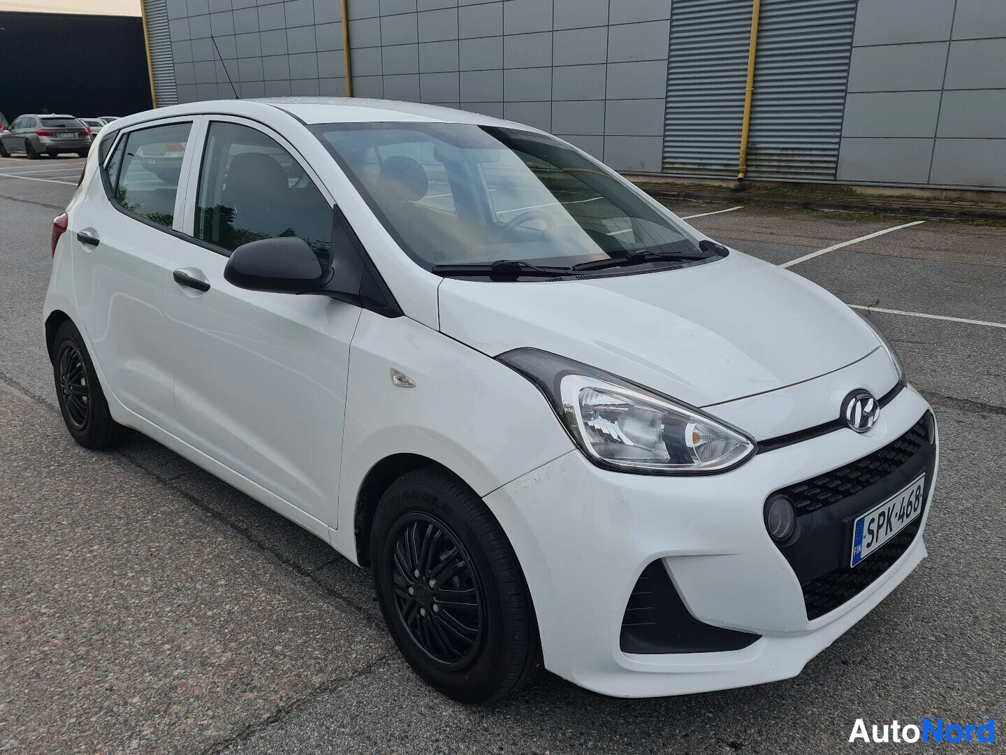 Valkoinen Hyundai i10 2018, etuviisto, keula oikealle, kuva 2
