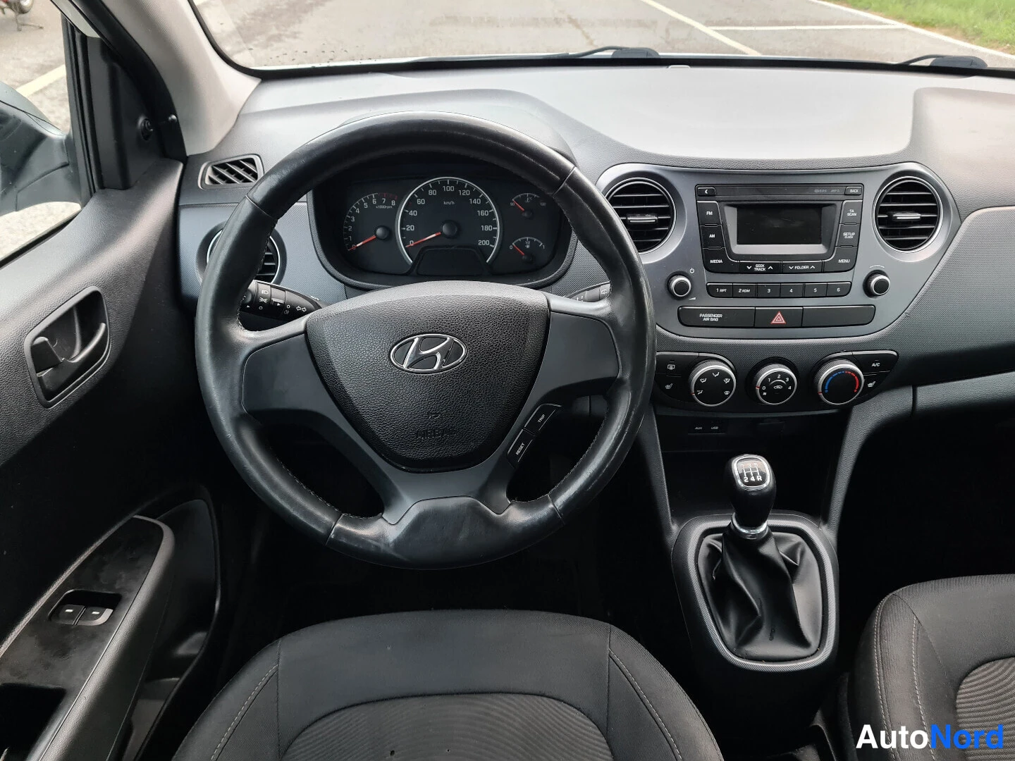 Valkoinen Hyundai i10 2018, ohjaamo, kuva 12