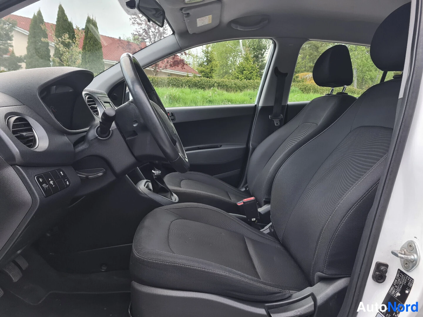 Valkoinen Hyundai i10 2018, etuistuimet, kuva 13