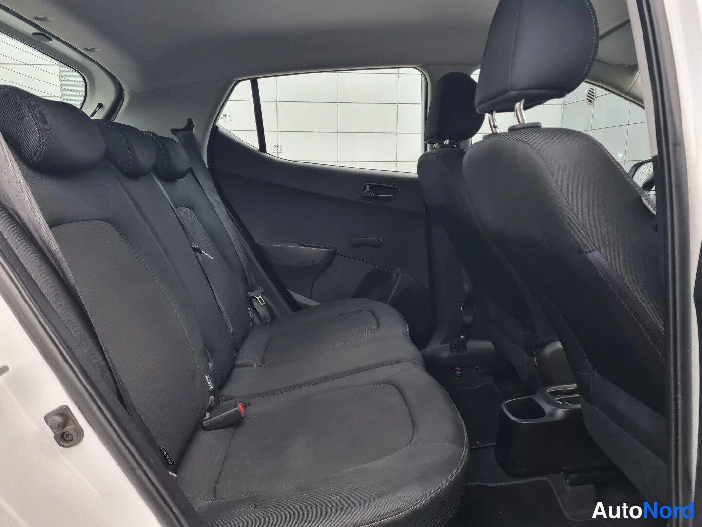 Valkoinen Hyundai i10 2018, takaistuimet, kuva 15
