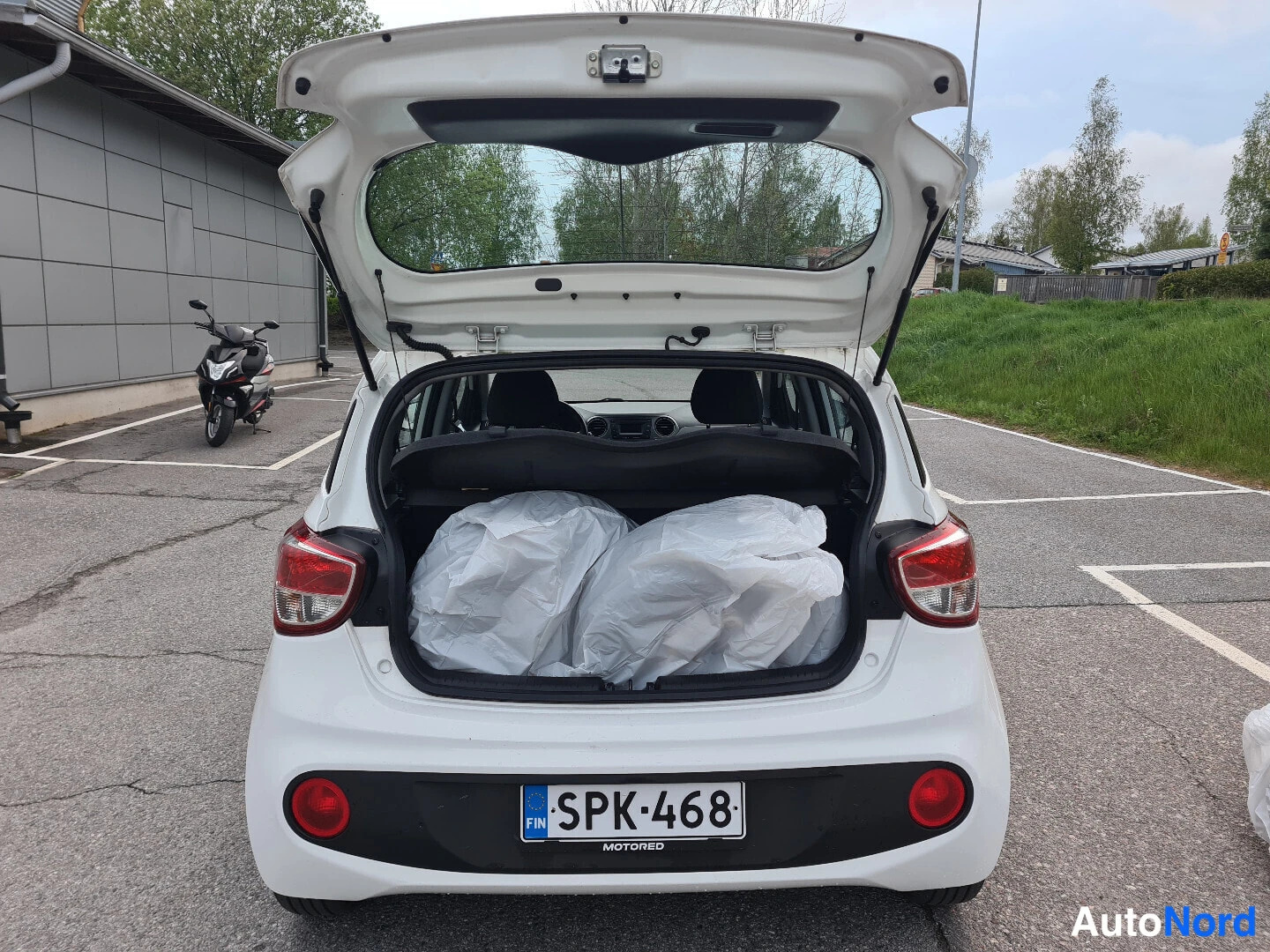 Valkoinen Hyundai i10 2018, takaa, kuva 9