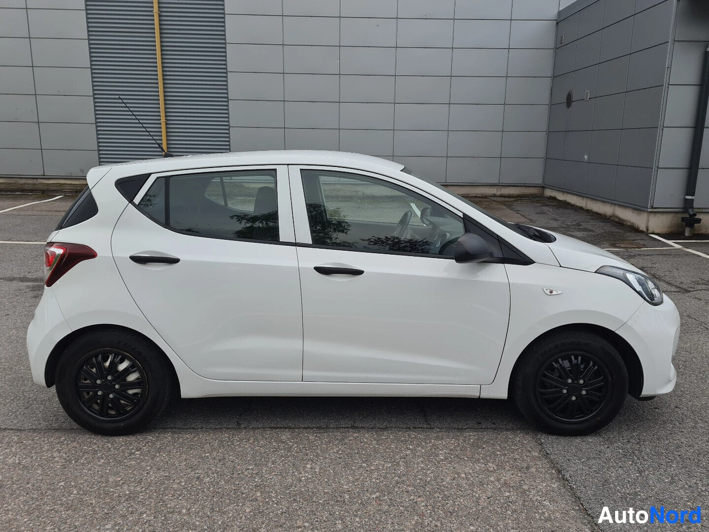 Valkoinen Hyundai i10 2018, etuviisto, keula oikealle, kuva 3