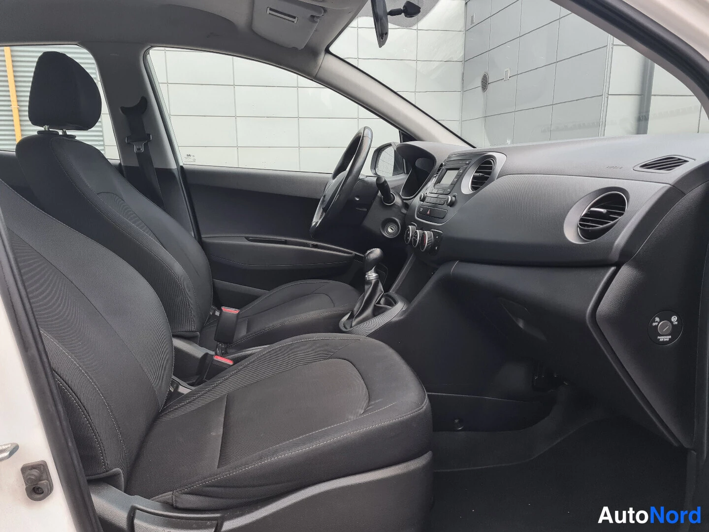 Valkoinen Hyundai i10 2018, ohjaamo, kuva 10