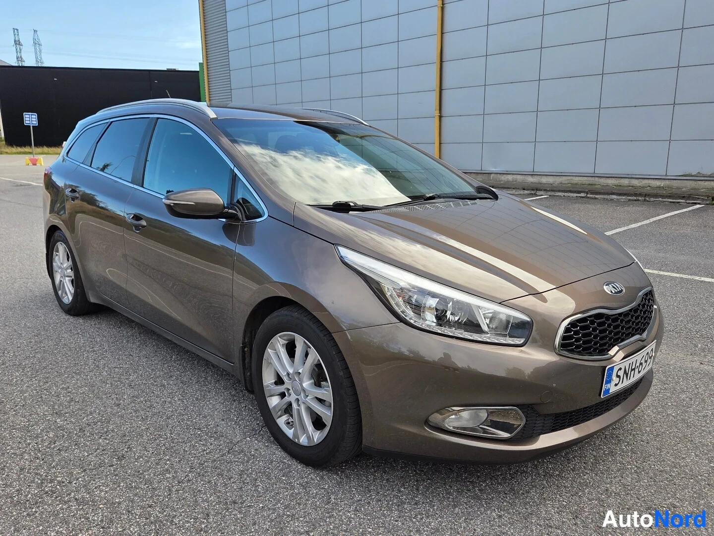 Ruskea Kia Ceed 2015, etuviisto, keula oikealle, kuva 2