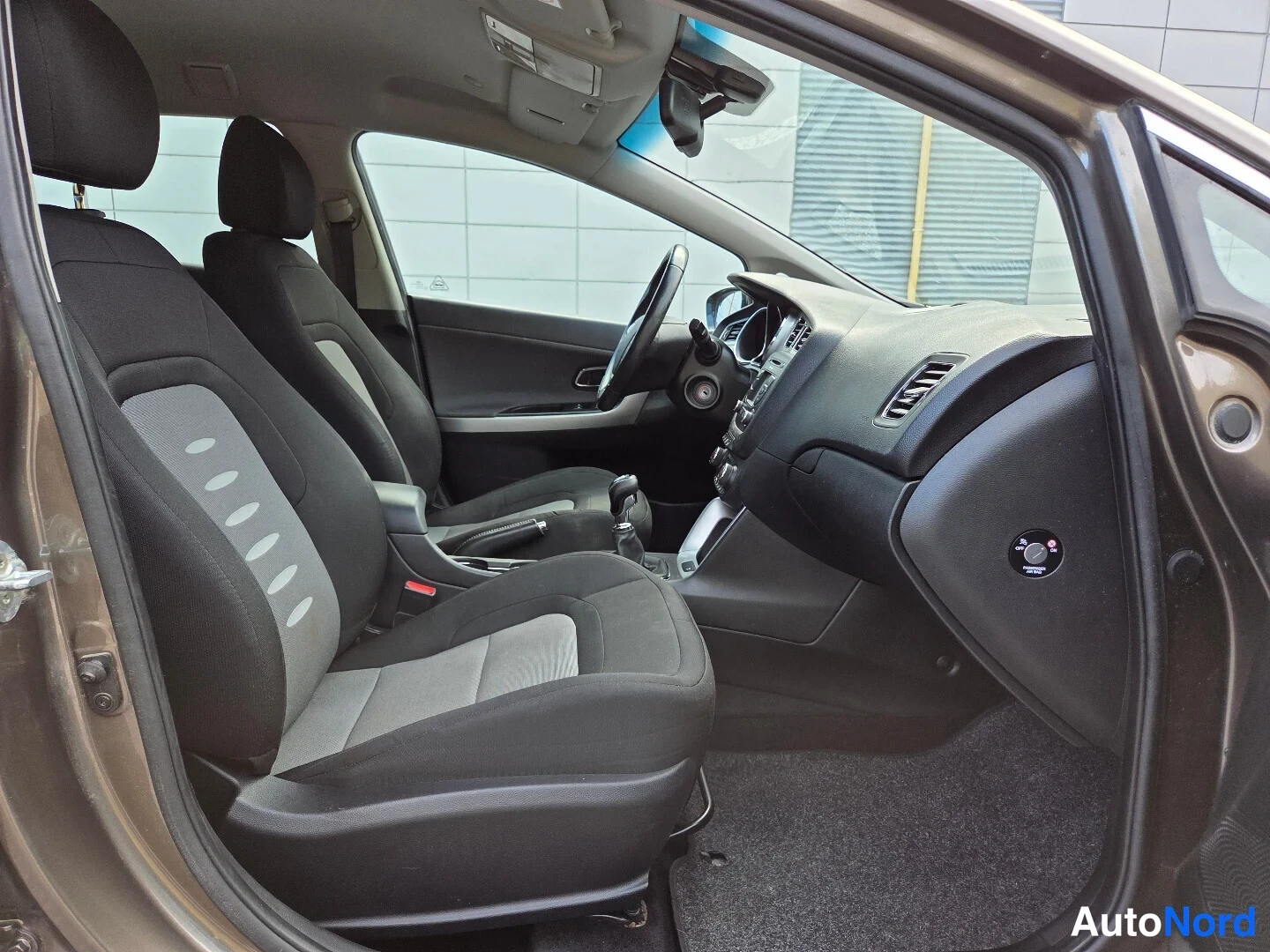 Ruskea Kia Ceed 2015, etuistuimet, kuva 14