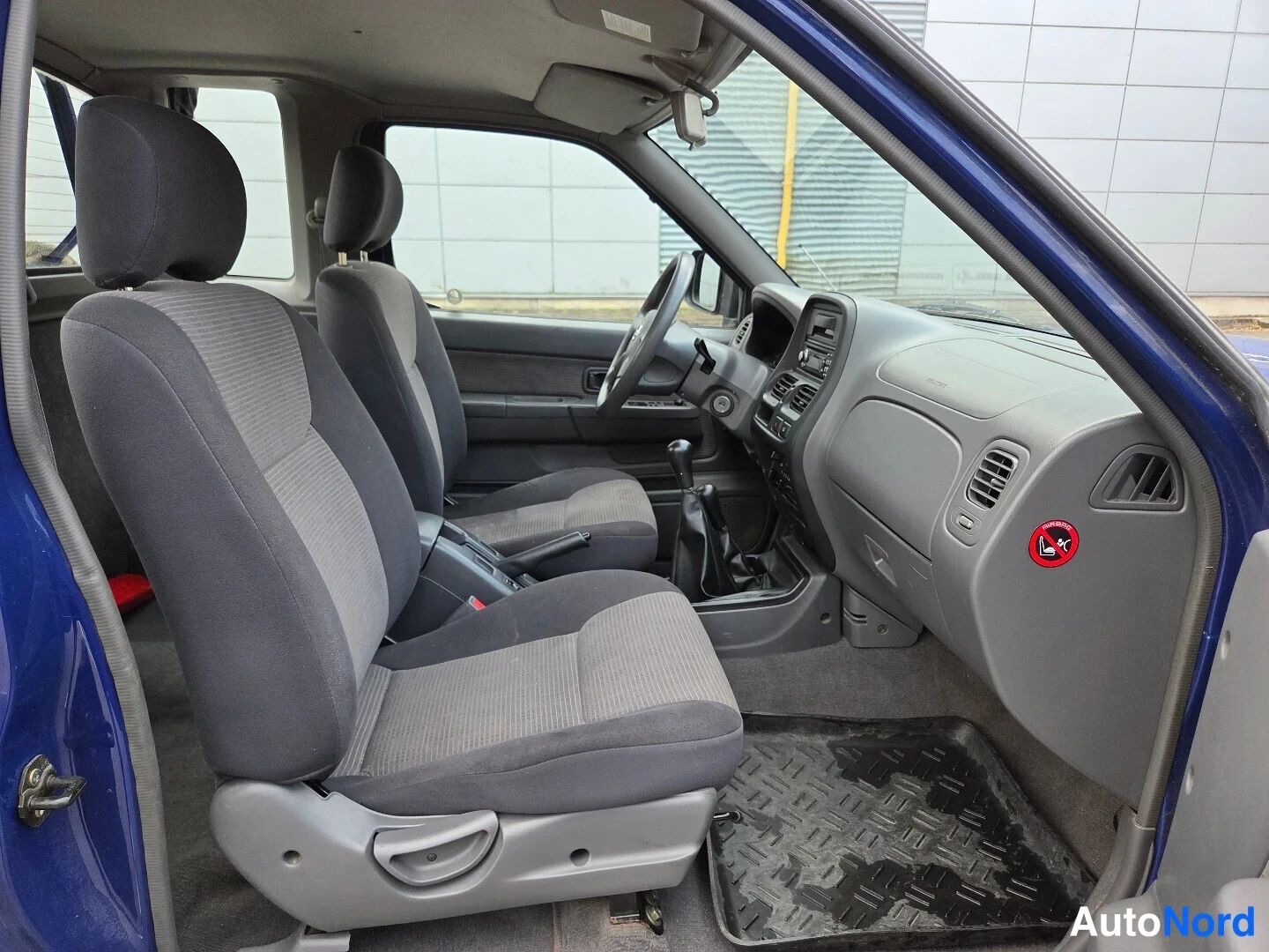 Sininen Nissan King Cab 2006, etuistuimet, kuva 13