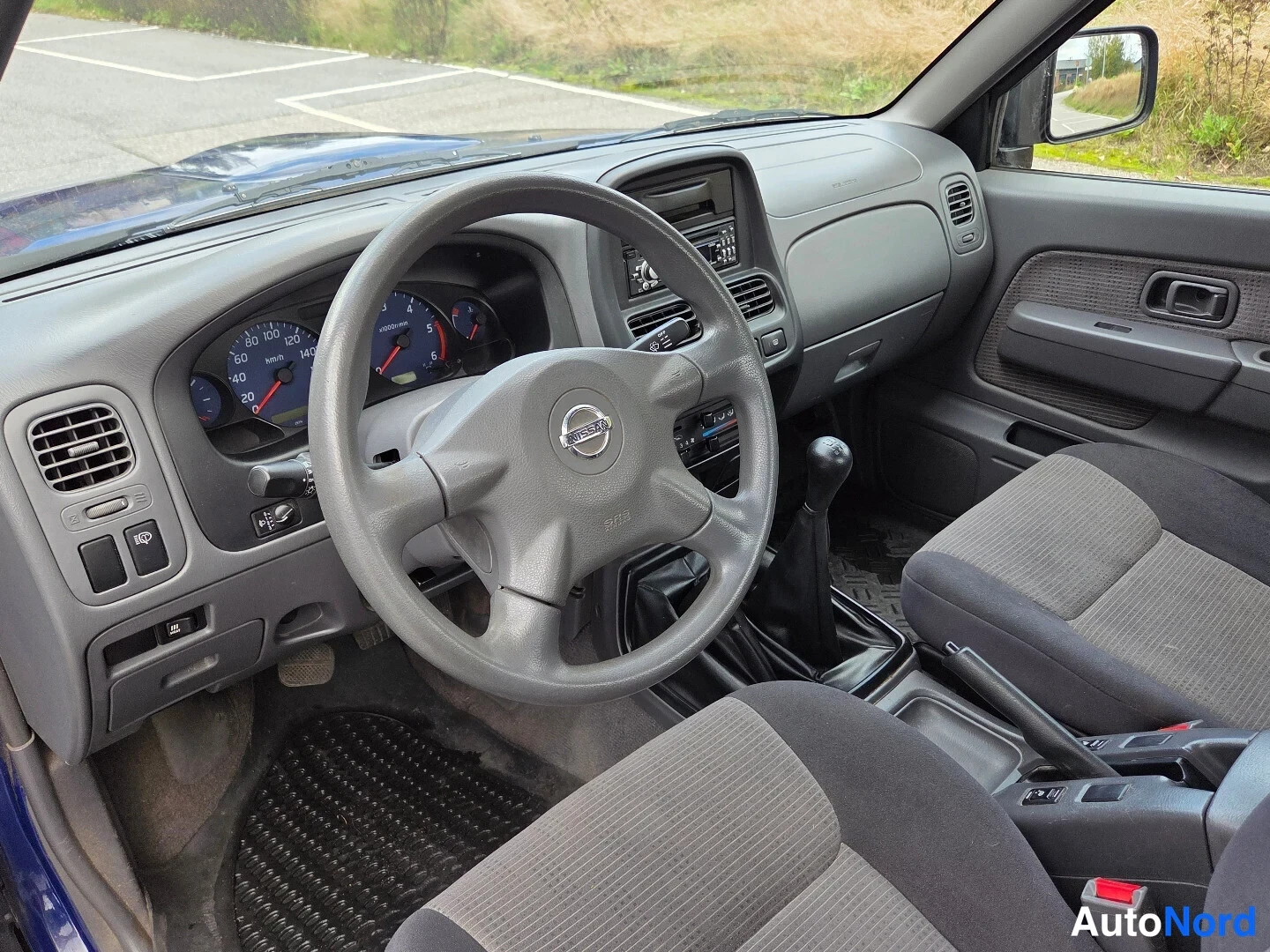 Sininen Nissan King Cab 2006, ohjaamo, kuva 12