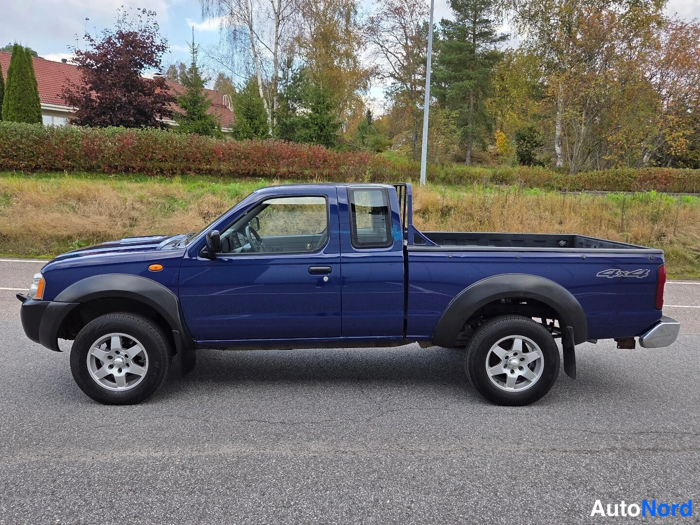 Sininen Nissan King Cab 2006, etuviisto, keula vasemmalle, kuva 2