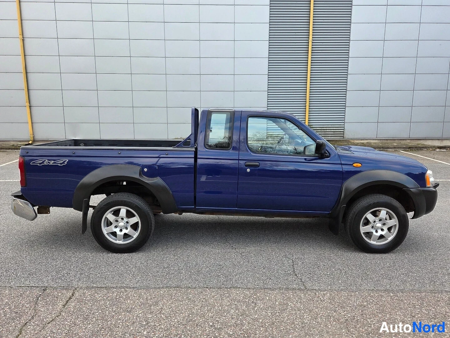 Sininen Nissan King Cab 2006, sivulta, kuva 5