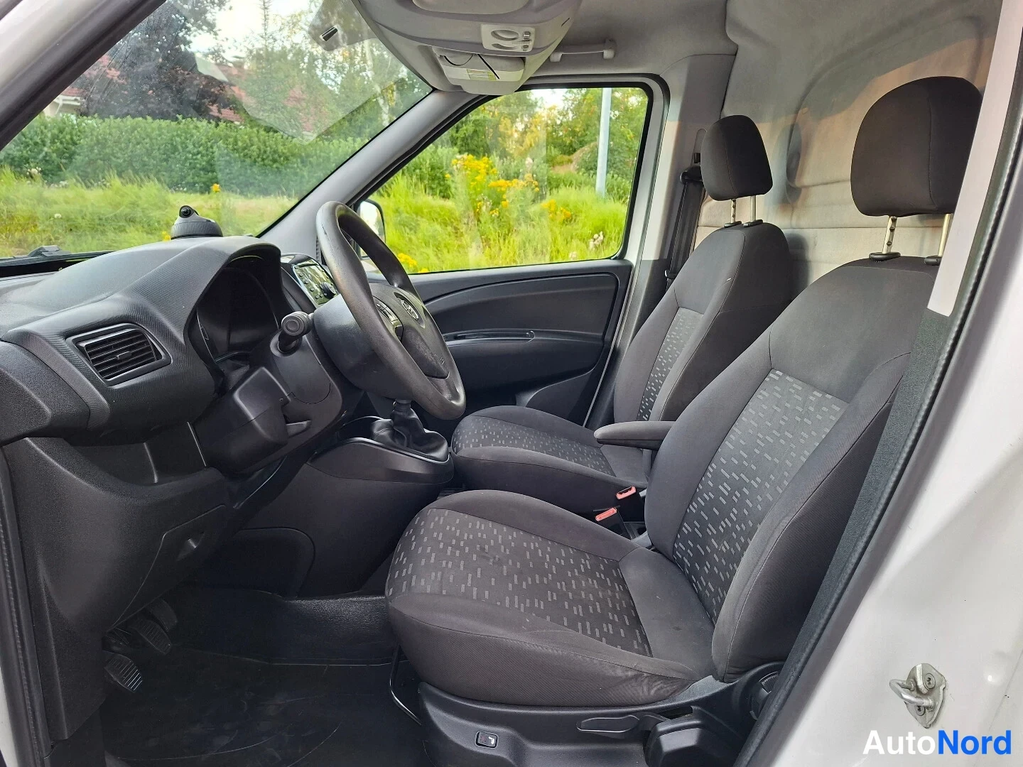 Valkoinen Opel Combo 2015, etuistuimet, kuva 14