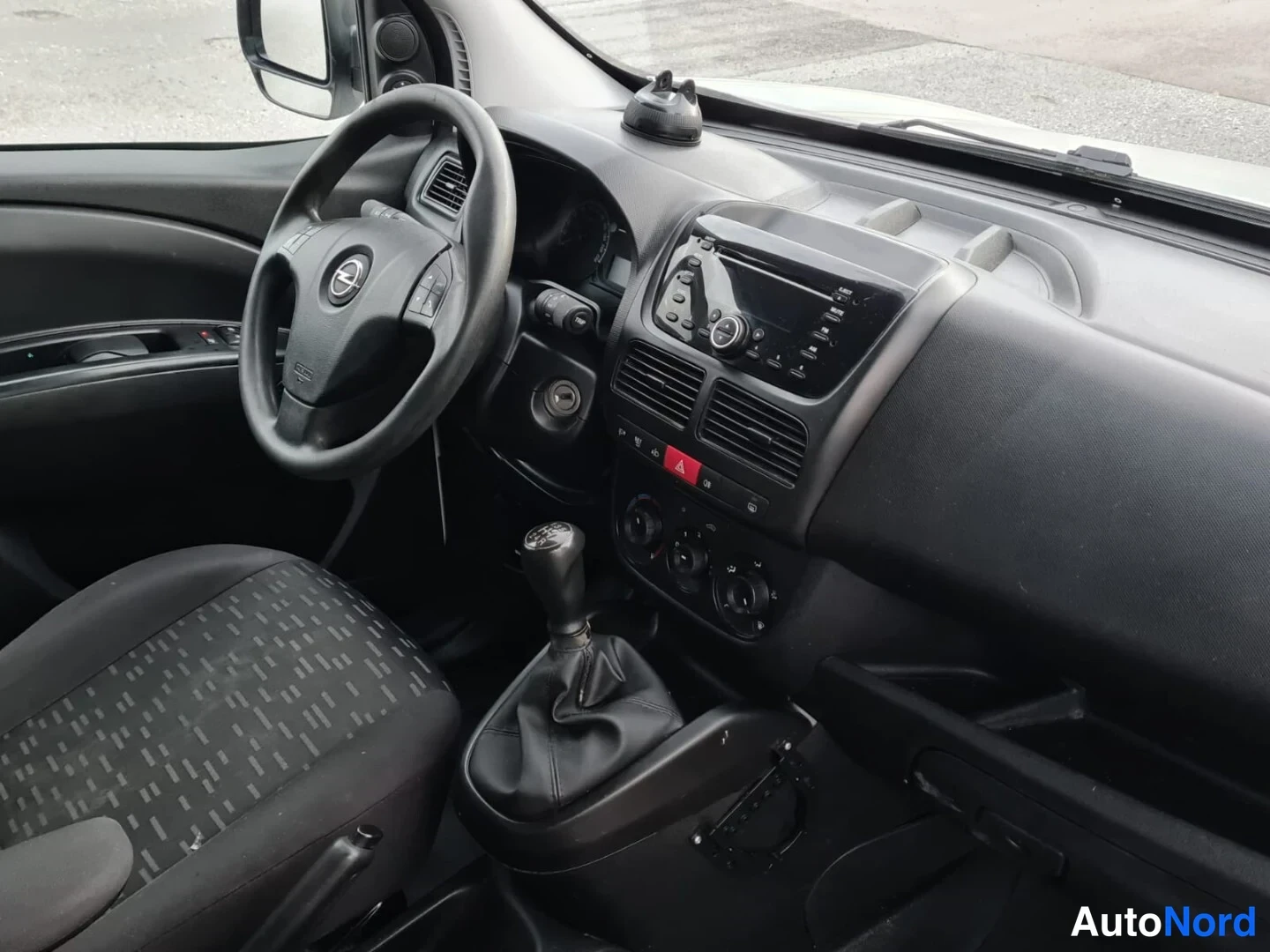 Valkoinen Opel Combo 2015, ohjaamo, kuva 11