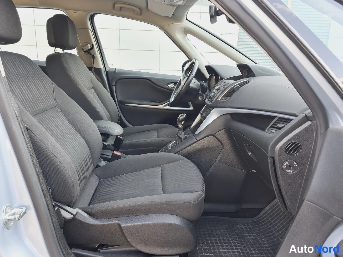 Turkoosi Opel Zafira Tourer 2015, etuistuimet, kuva 11
