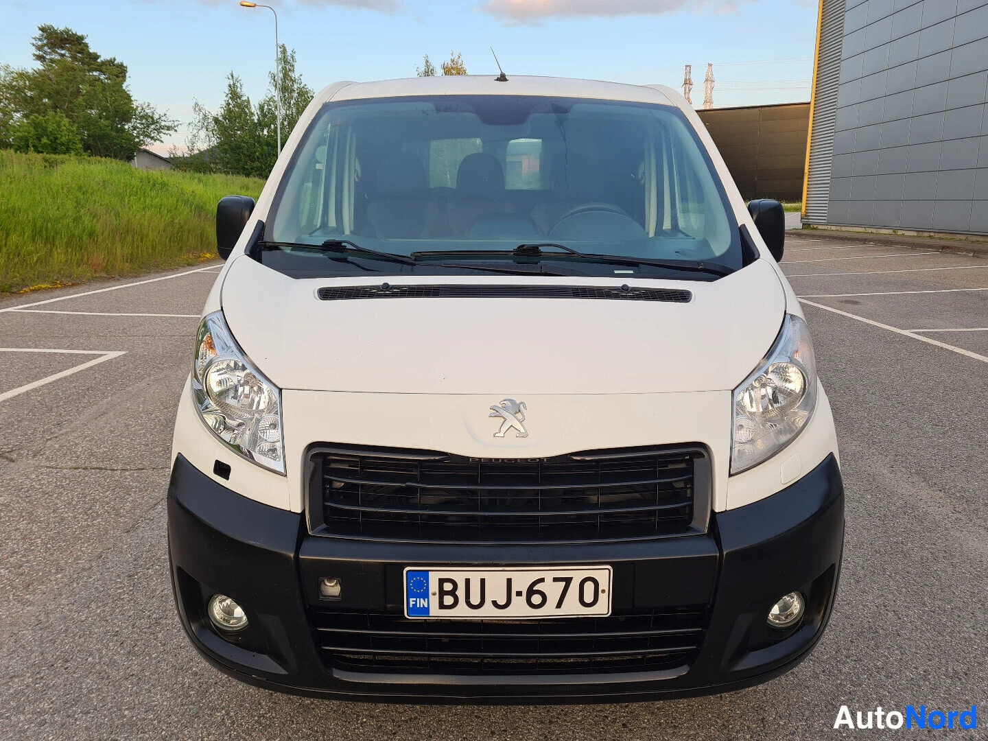 Valkoinen Peugeot Expert 2015, edestä, kuva 4