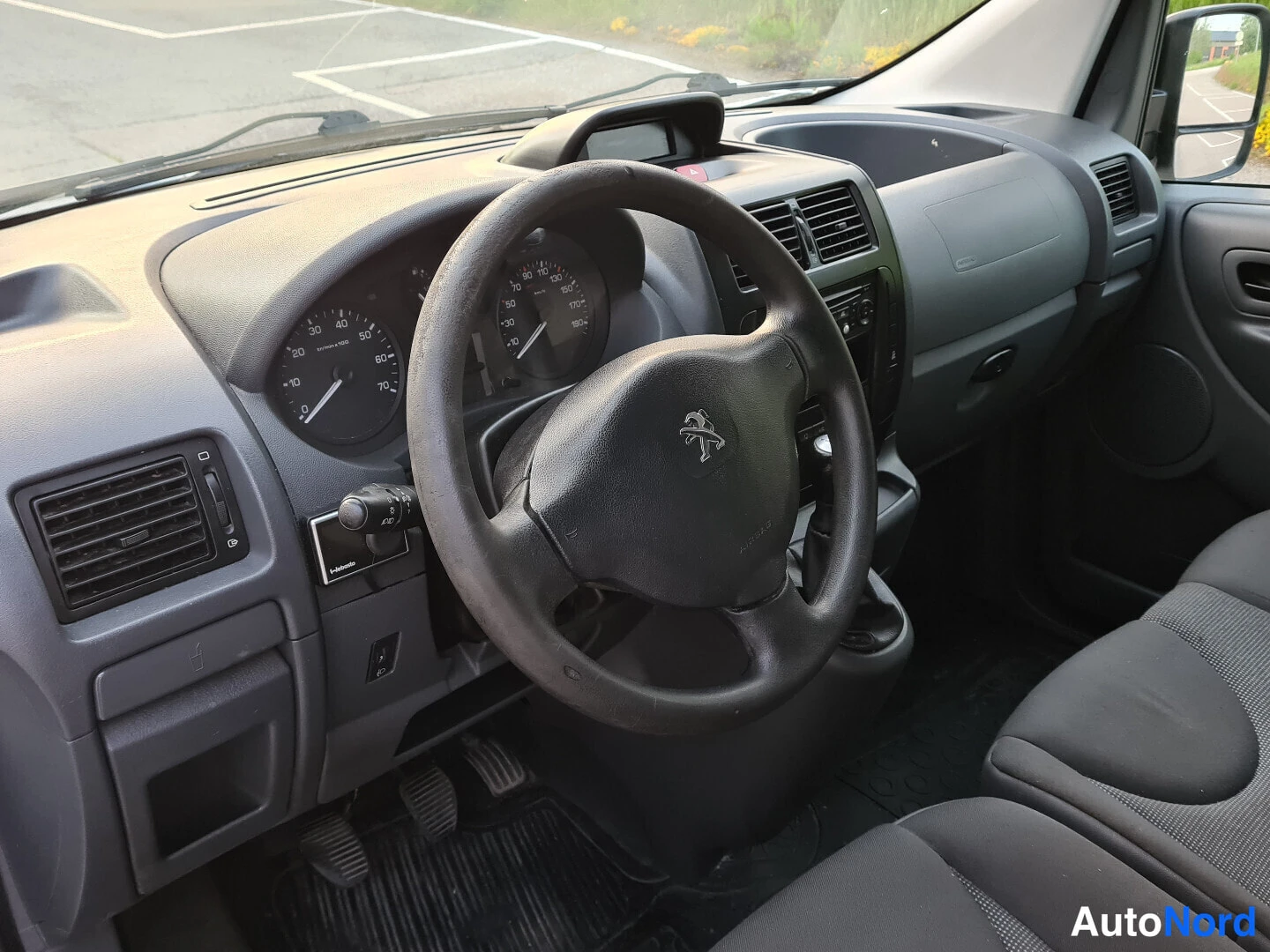 Valkoinen Peugeot Expert 2015, ohjaamo, kuva 11