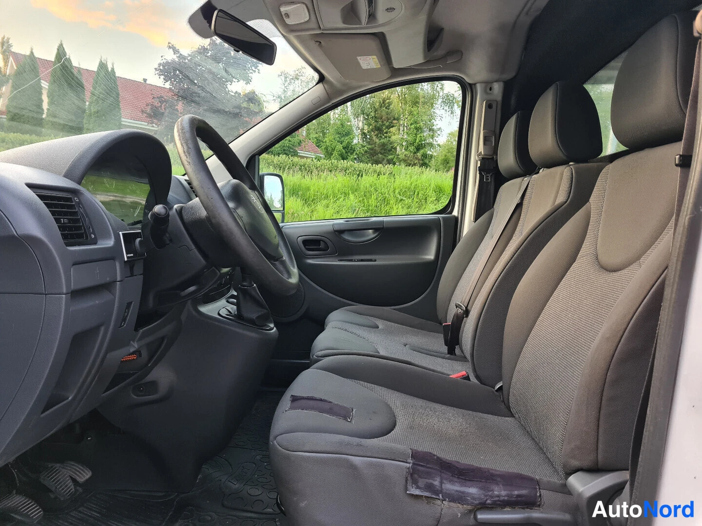 Valkoinen Peugeot Expert 2015, etuistuimet, kuva 13