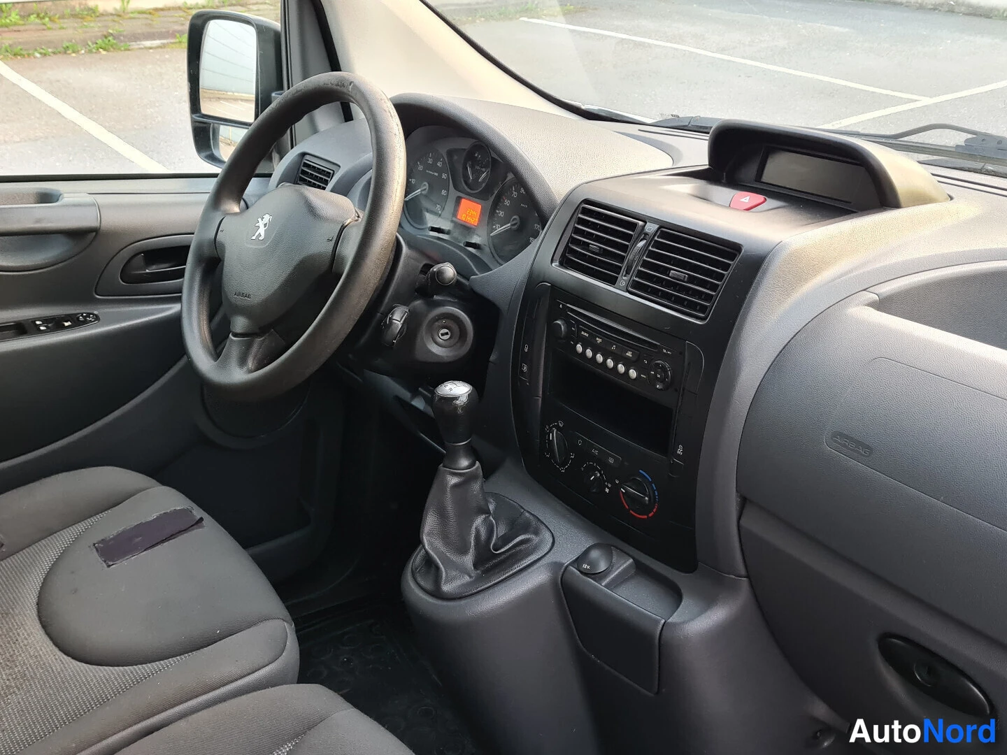 Valkoinen Peugeot Expert 2015, ohjaamo, kuva 10