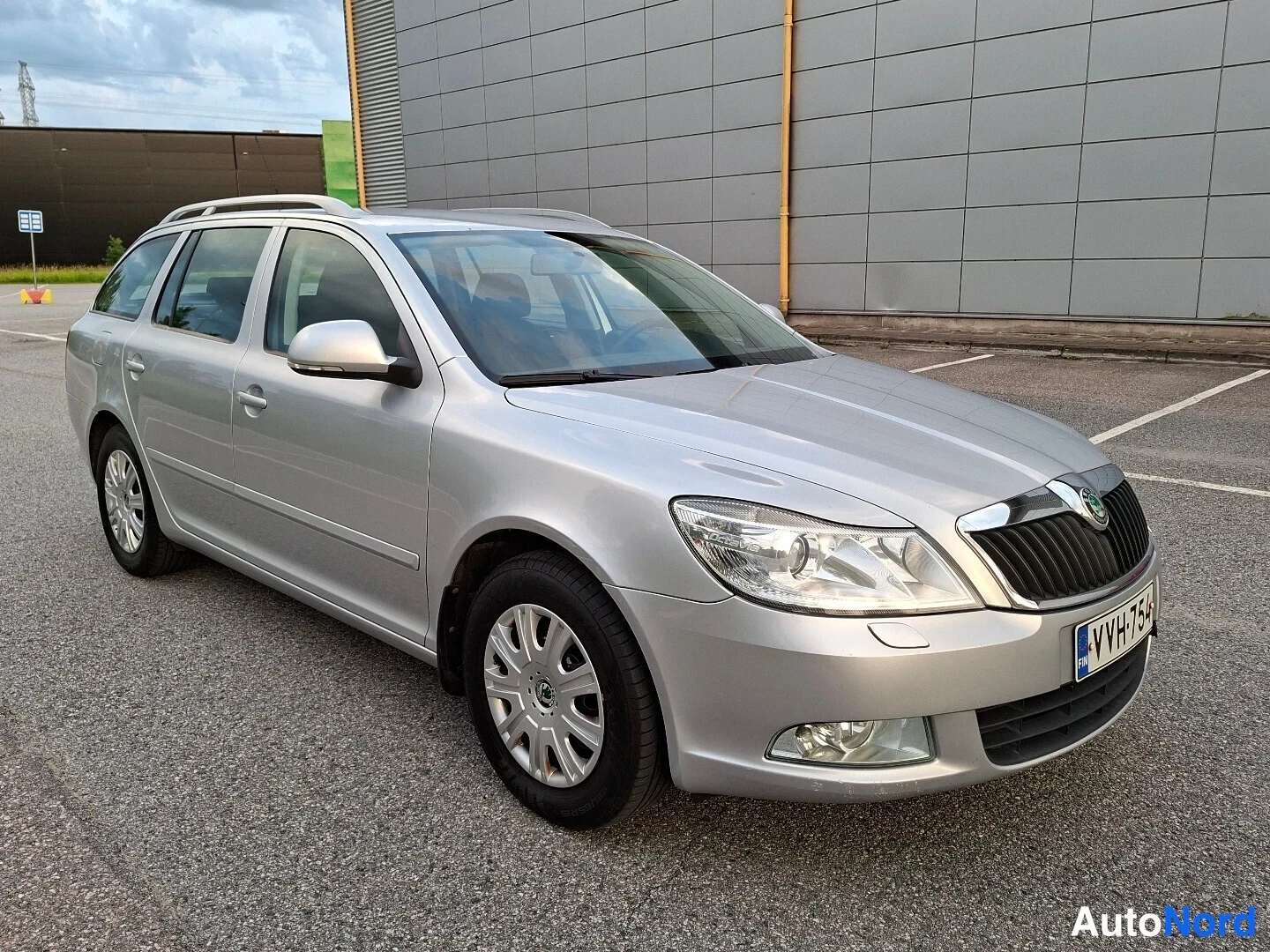 Hopea Skoda Octavia 2010, etuviisto, keula oikealle, kuva 2