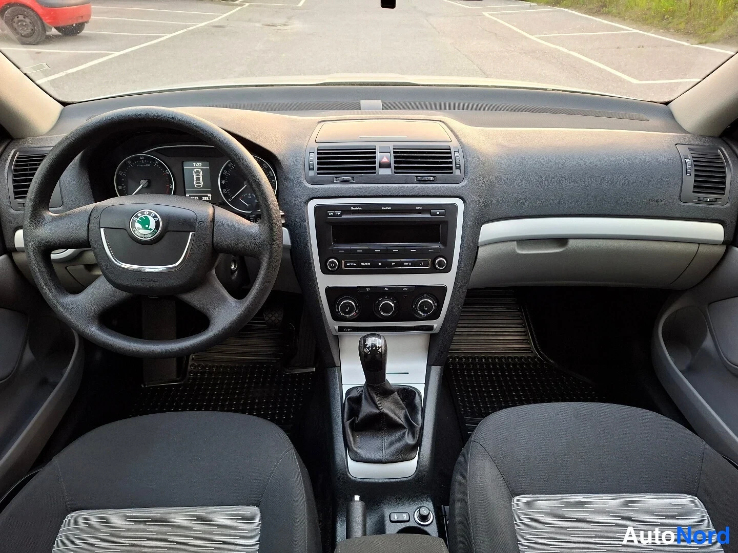 Hopea Skoda Octavia 2010, ohjaamo, kuva 10