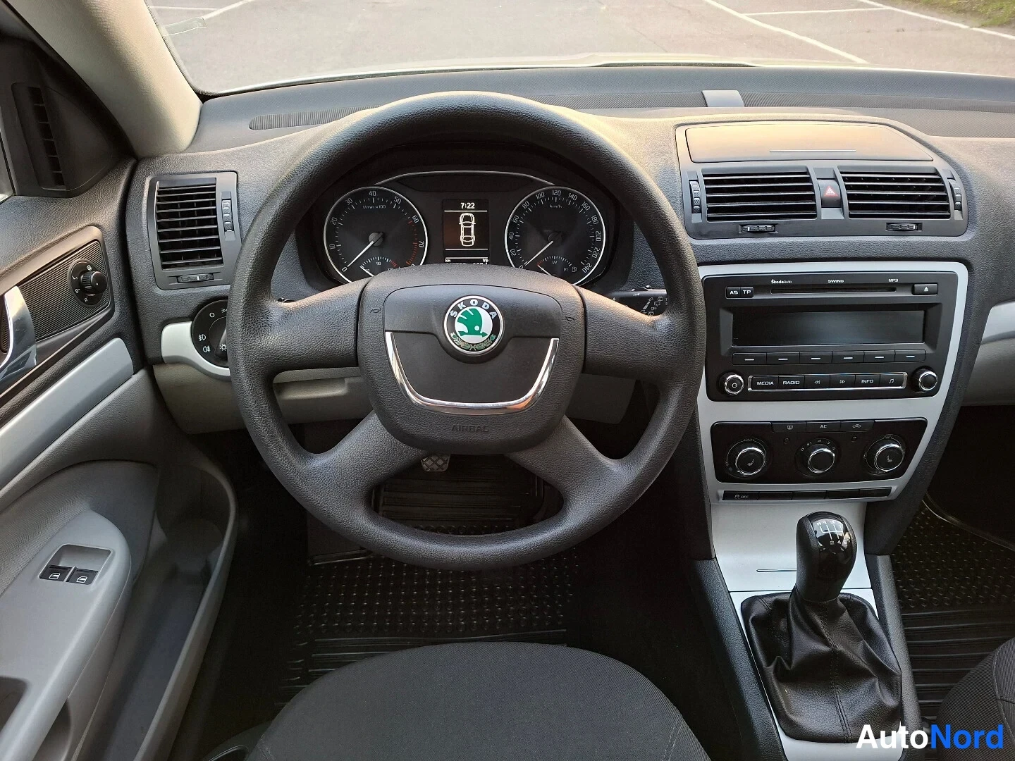 Hopea Skoda Octavia 2010, ohjaamo, kuva 11