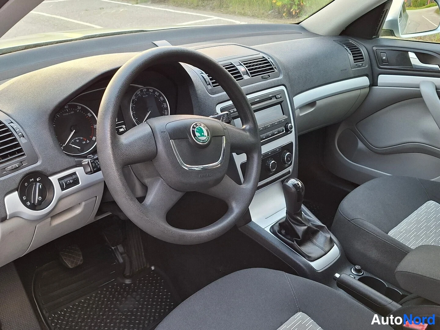 Hopea Skoda Octavia 2010, ohjaamo, kuva 12