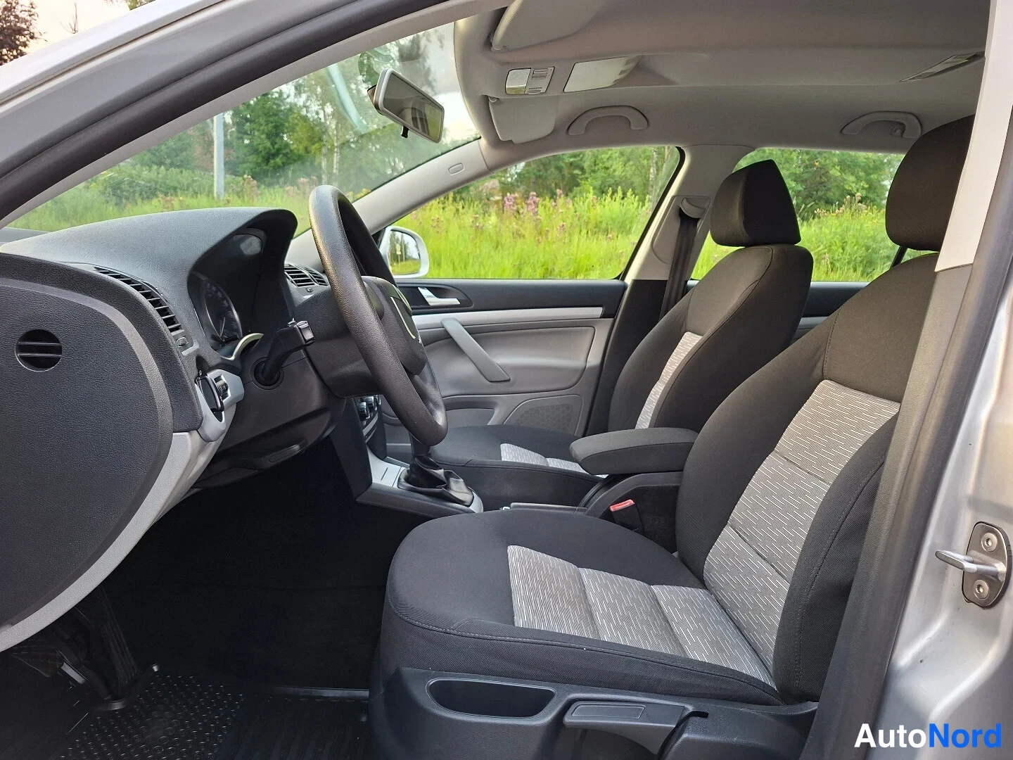 Hopea Skoda Octavia 2010, etuistuimet, kuva 14