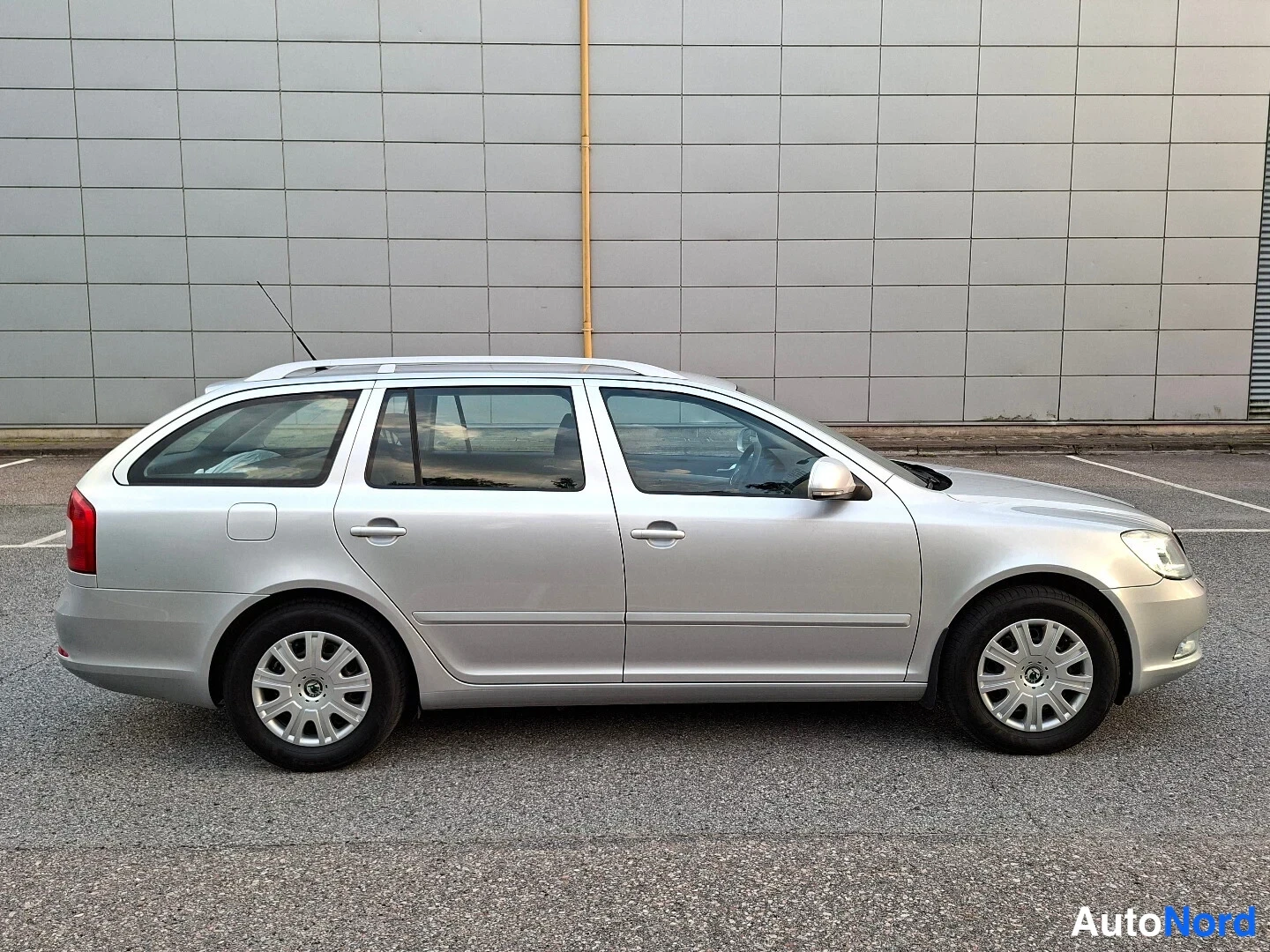 Hopea Skoda Octavia 2010, etuviisto, keula oikealle, kuva 3