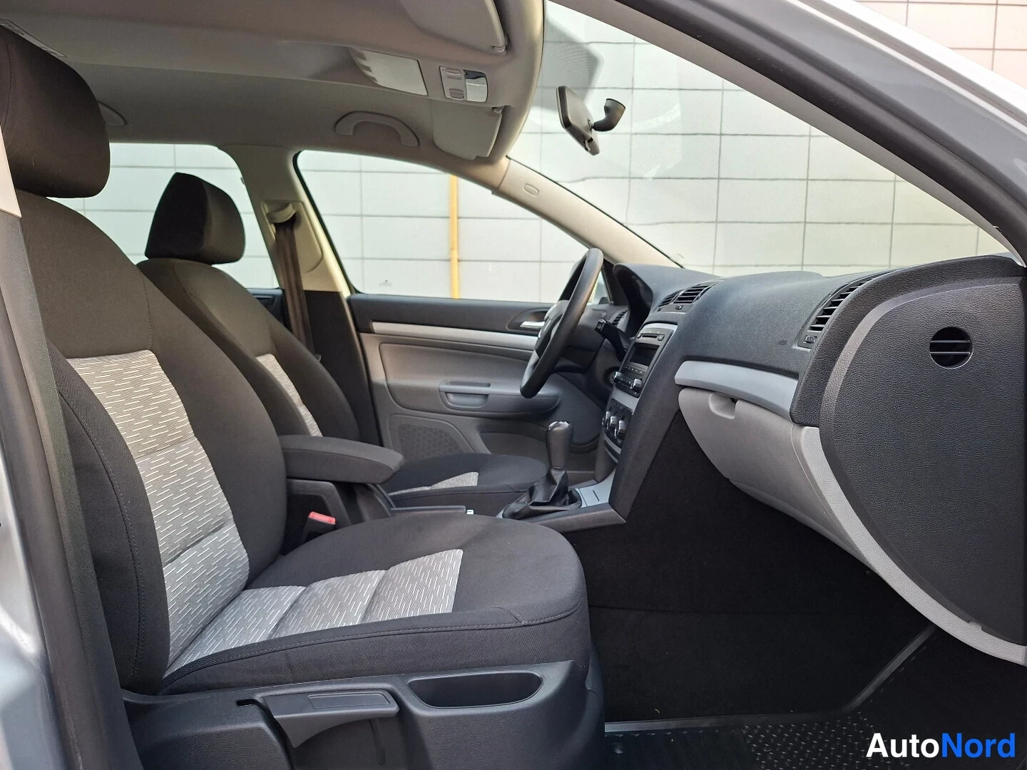 Hopea Skoda Octavia 2010, etuistuimet, kuva 13
