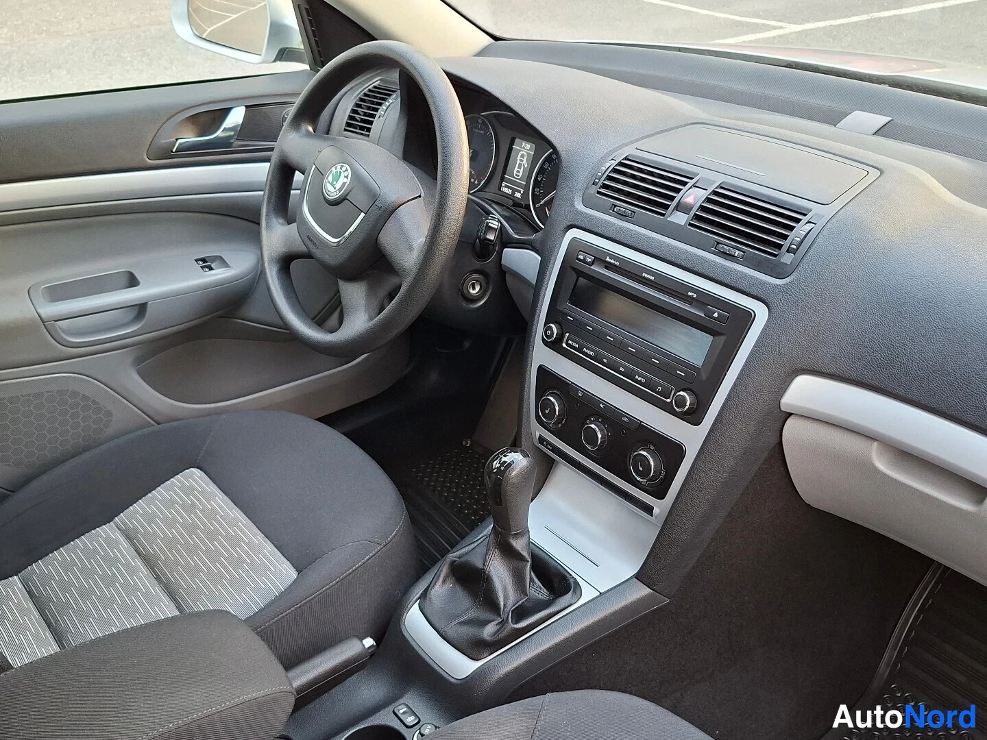 Hopea Skoda Octavia 2010, ohjaamo, kuva 9