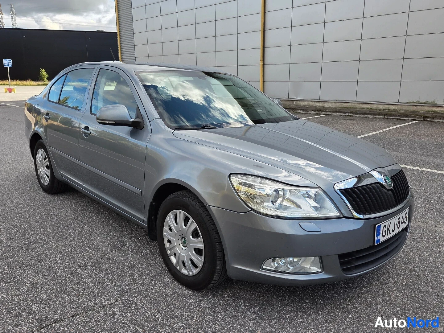 Harmaa Skoda Octavia 2012, etuviisto, keula oikealle, kuva 2