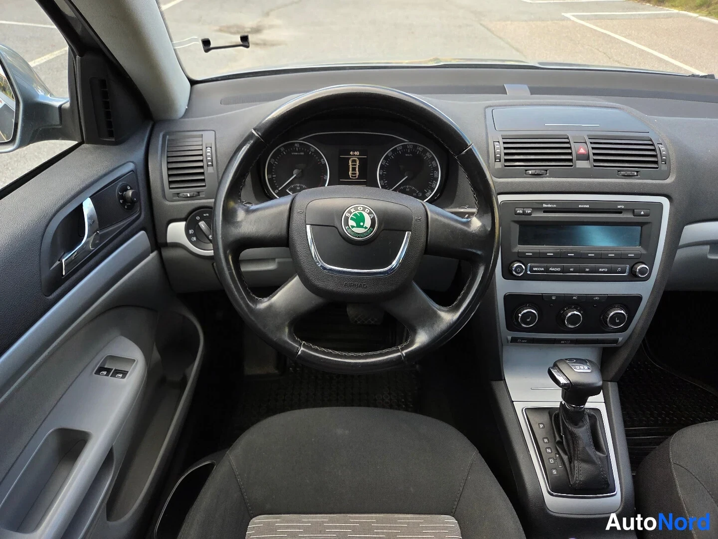 Harmaa Skoda Octavia 2012, ohjaamo, kuva 12