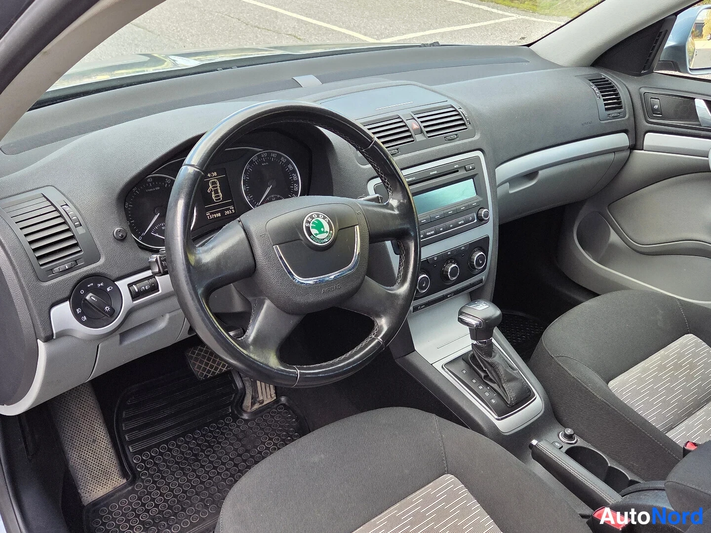 Harmaa Skoda Octavia 2012, ohjaamo, kuva 13