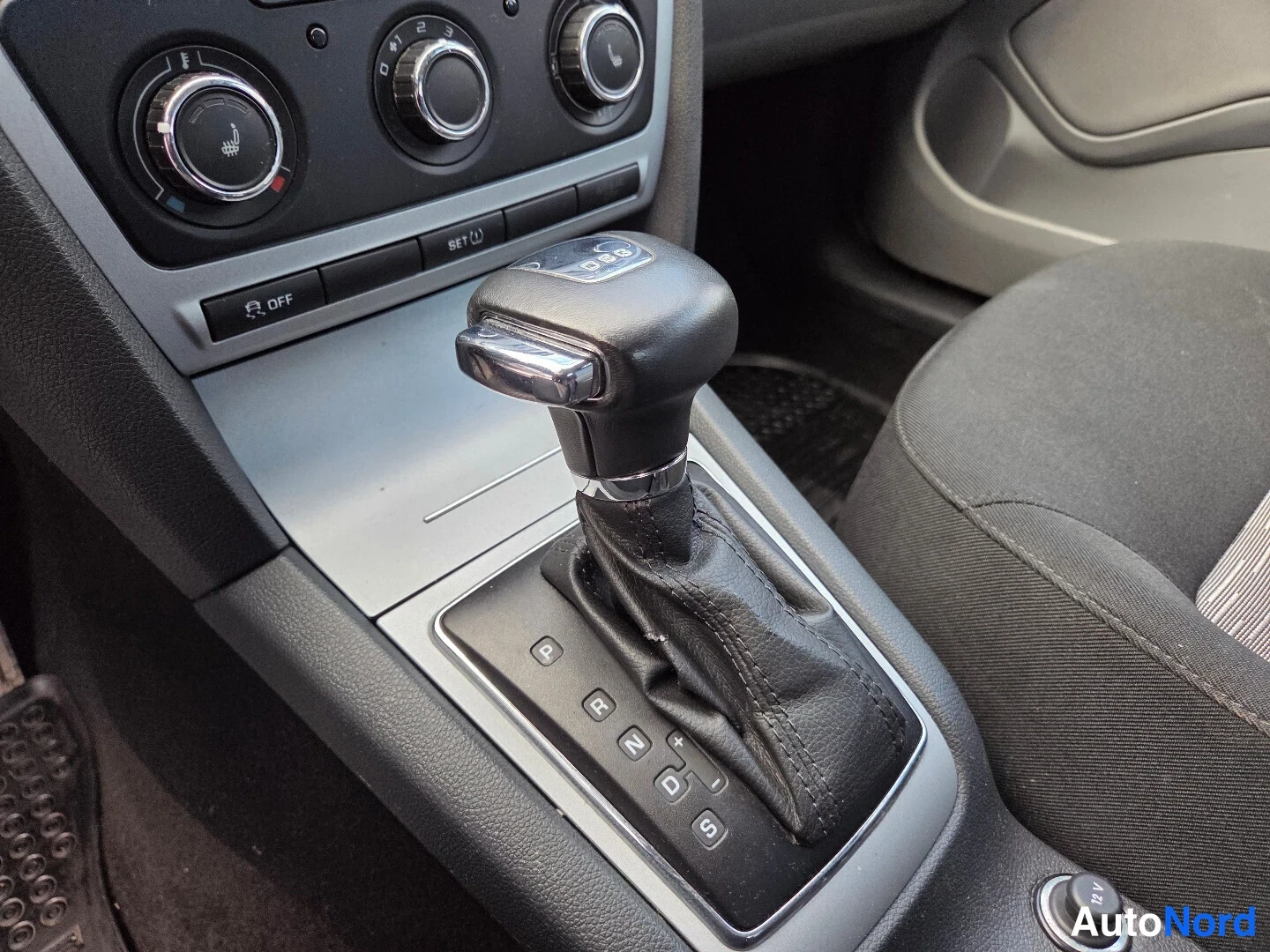 Harmaa Skoda Octavia 2012, yksityiskohta, kuva 18