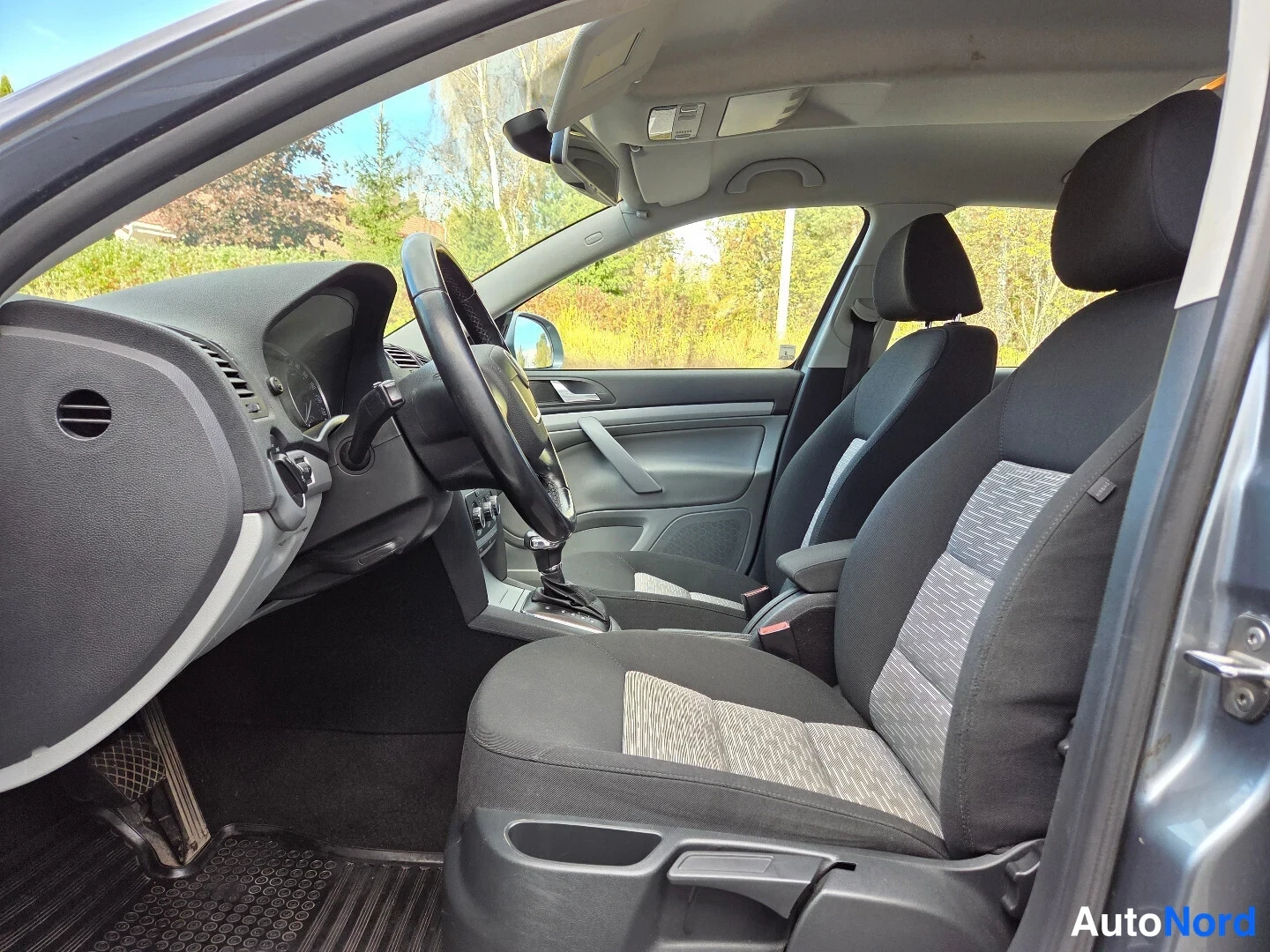 Harmaa Skoda Octavia 2012, etuistuimet, kuva 14