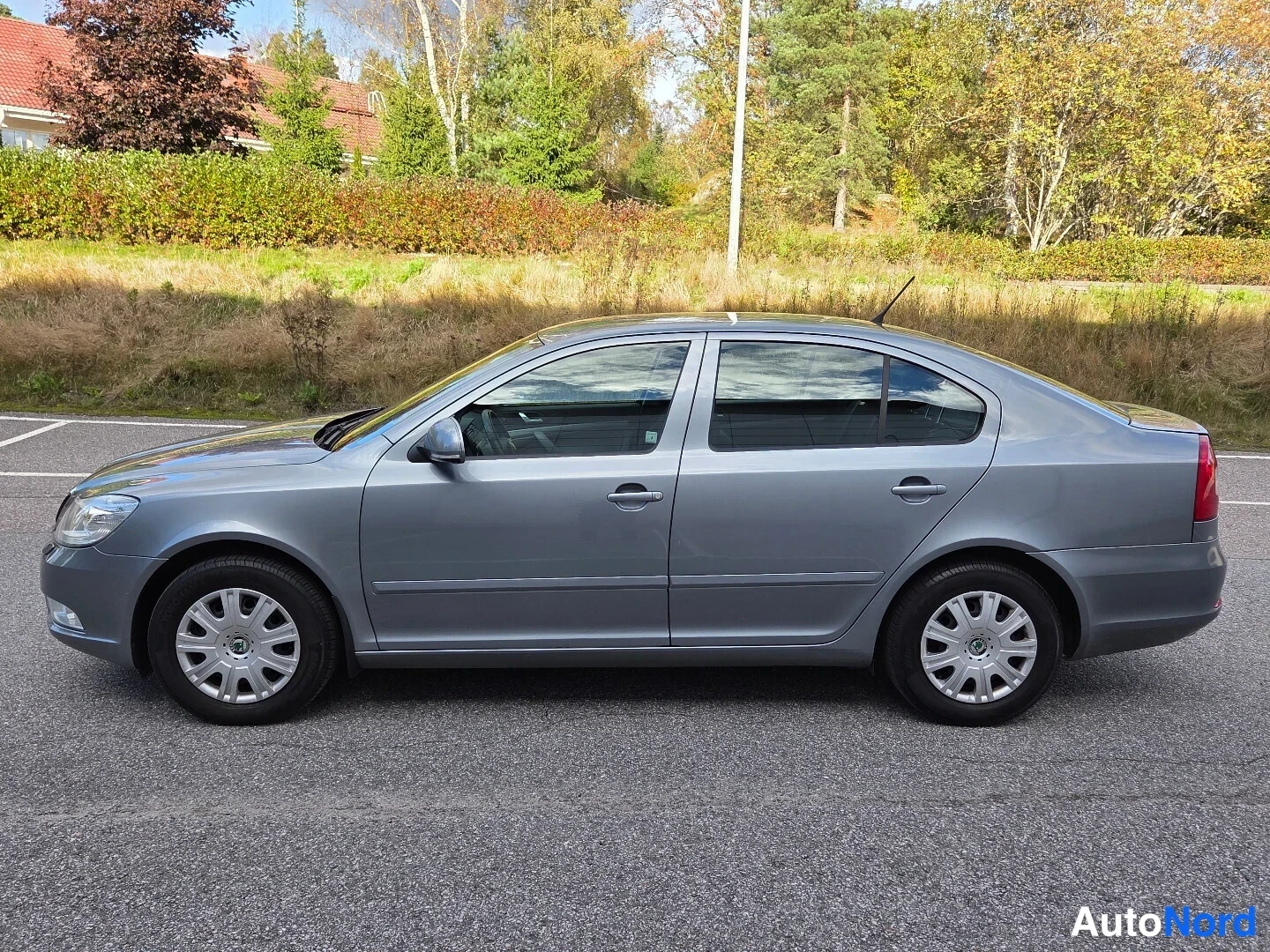 Harmaa Skoda Octavia 2012, sivulta, kuva 4