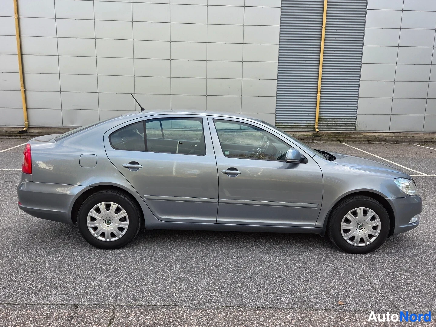 Harmaa Skoda Octavia 2012, sivulta, kuva 5