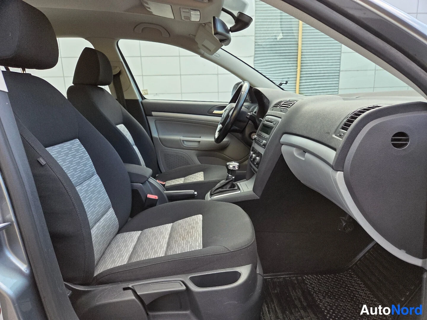 Harmaa Skoda Octavia 2012, ohjaamo, kuva 9