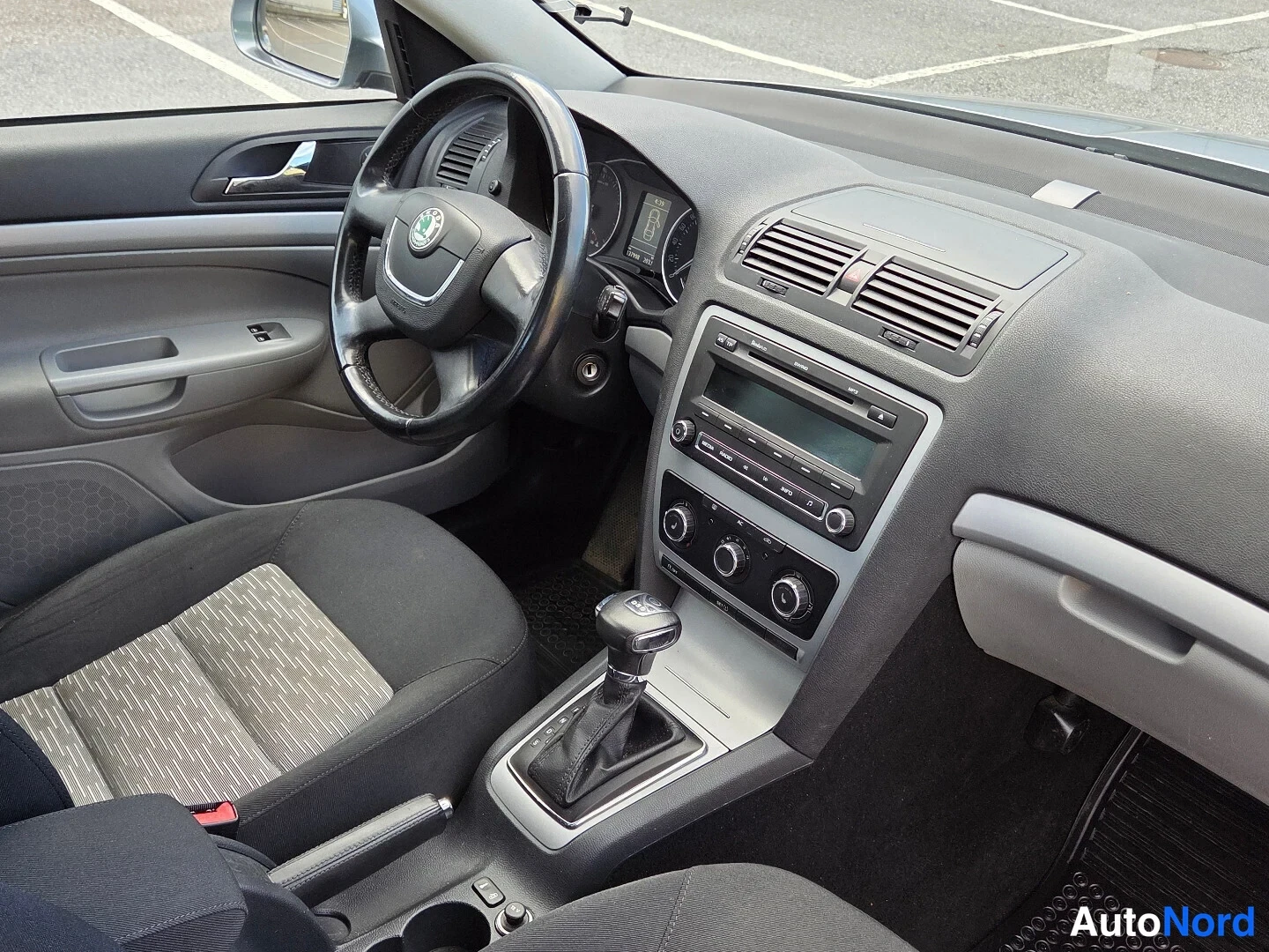 Harmaa Skoda Octavia 2012, ohjaamo, kuva 10
