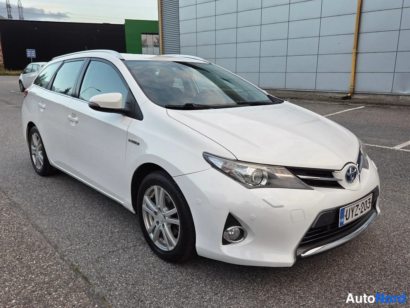 Valkoinen Toyota Auris Touring Sports 2015, etuviisto, keula oikealle, kuva 2