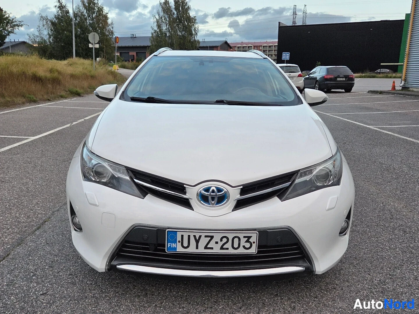 Valkoinen Toyota Auris Touring Sports 2015, edestä, kuva 3