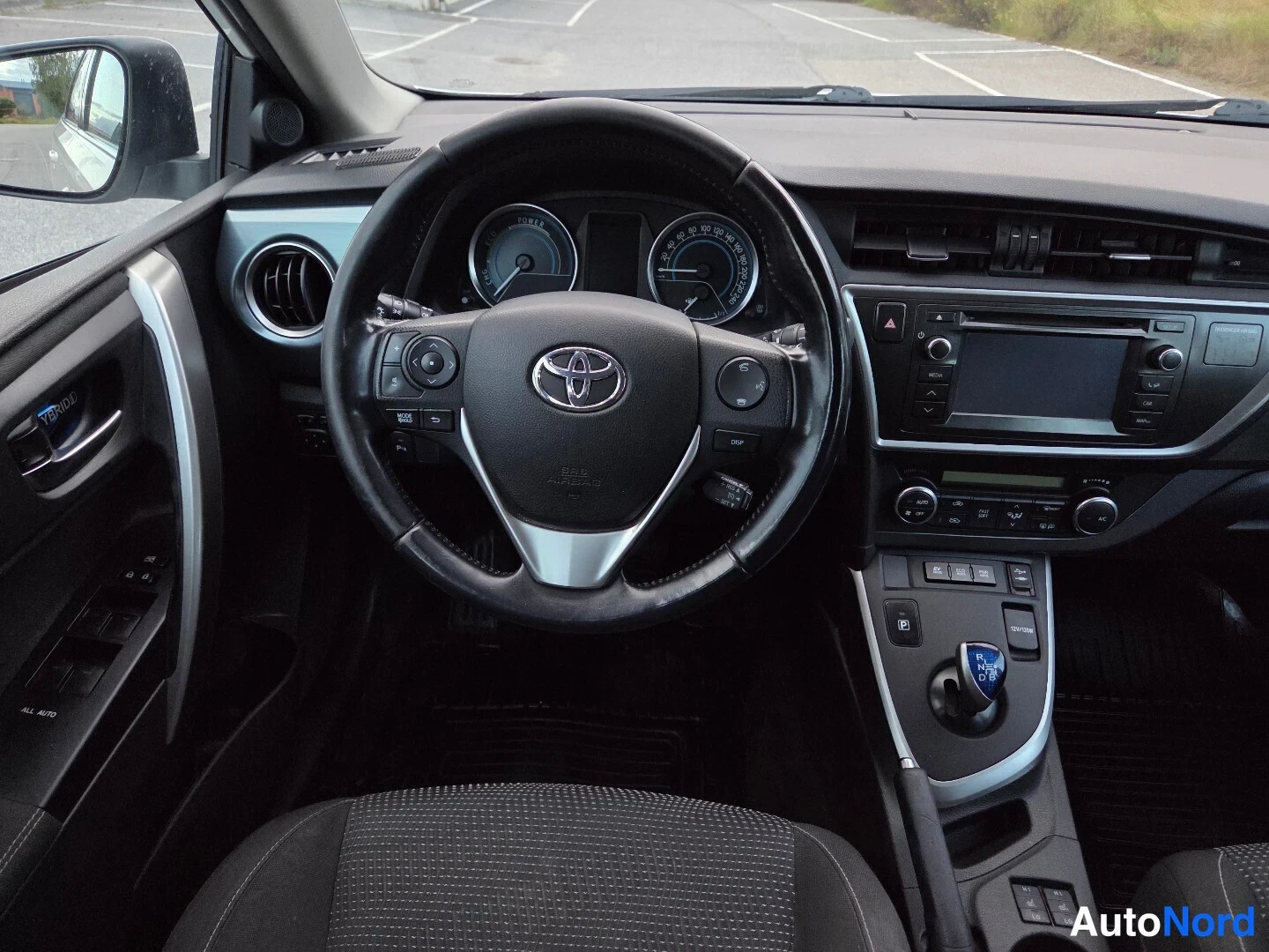 Valkoinen Toyota Auris Touring Sports 2015, ohjaamo, kuva 12