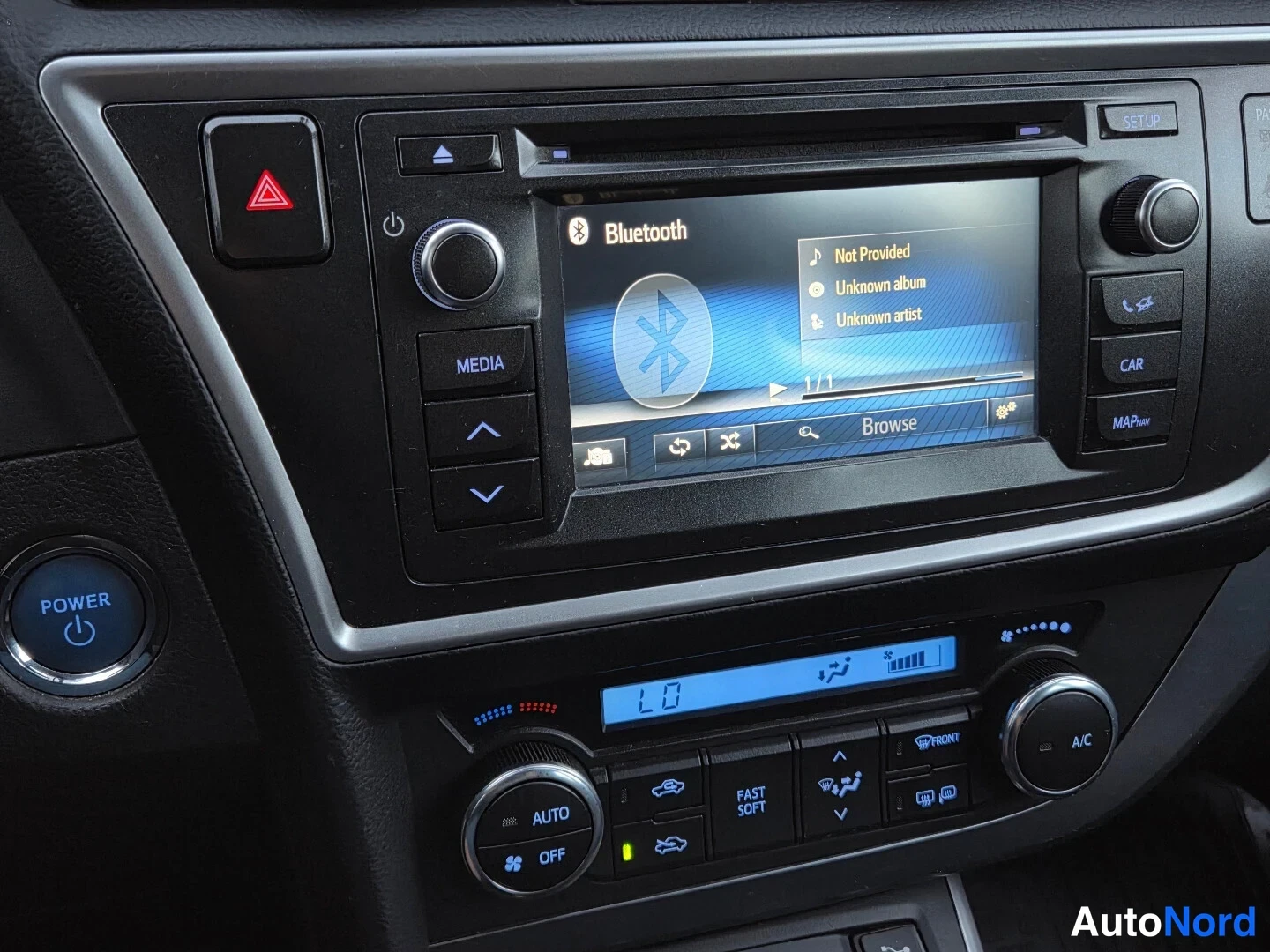 Valkoinen Toyota Auris Touring Sports 2015, yksityiskohta, kuva 19
